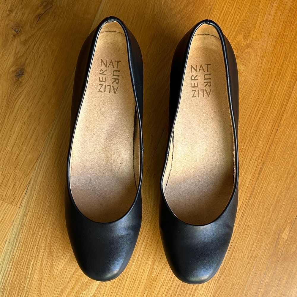 Naturalizer Sleek Black Leather shoes